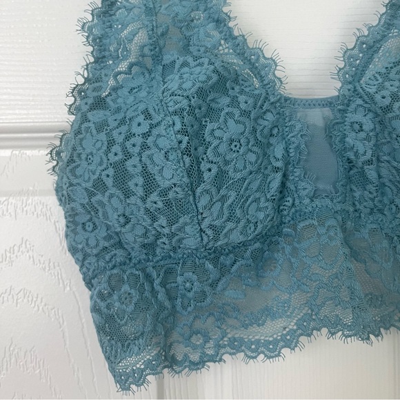Aerie lace plunge bralette (with free halter bra) - Picture 3 of 10